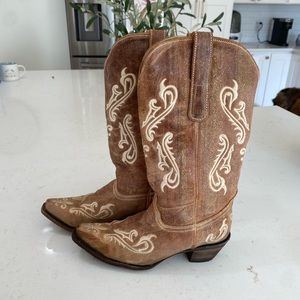 Corral Boots R1974 Honey Cortez
Embroidered Rodeo Cowgirl boots 7.5